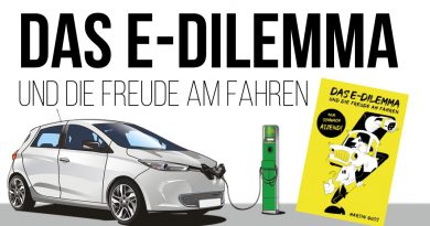 Bild zeigt die Elektromobilität, ein E-Auto, eine Ladesäule und das neue Buch von Martin Guss
