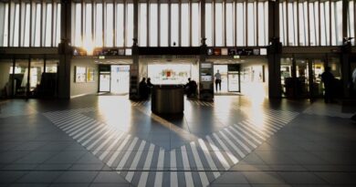 Bahnhofshalle mit Bodenkunstwerk von Daniel Buren