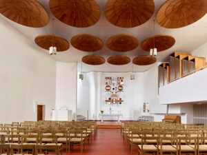Akustik und Gestaltung: Tellerartige Holzelemente prägen die Stephanuskirche in Detmerode. 