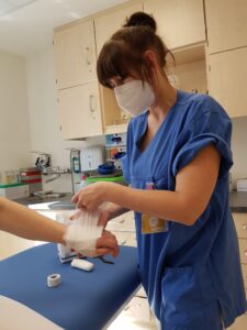 Adelina Schulte beim Verbandswechsel im Klinikum Wolfsburg