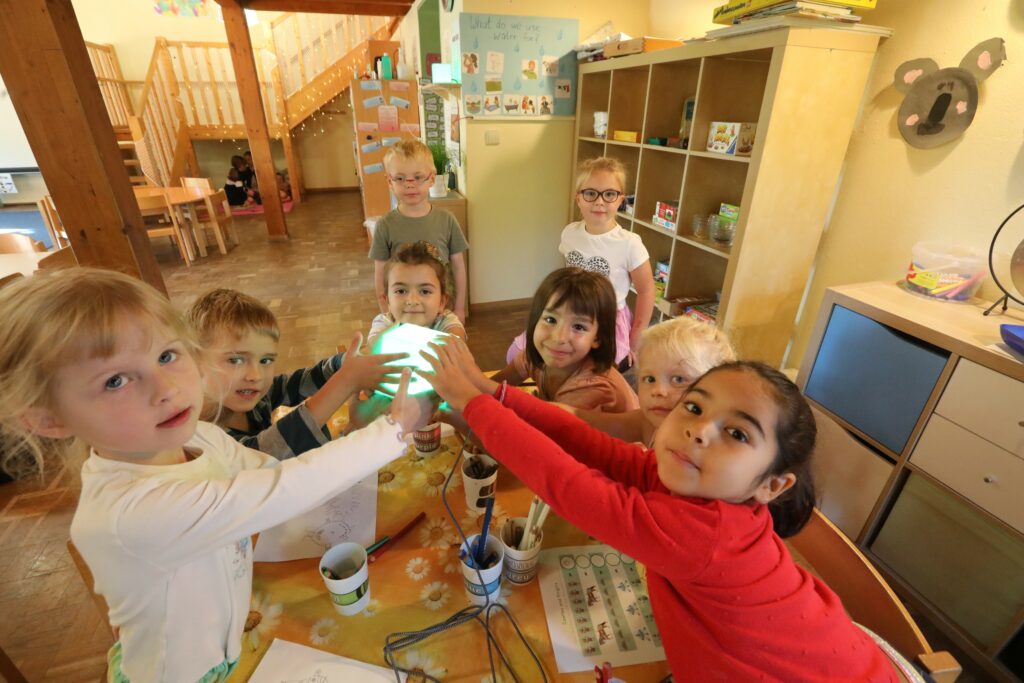 Die Kinder der „Falkengruppe“ der katholischen Edith-Stein-Kita in Reislingen haben alles in Blick. Bereits seit Februar 2021 nutzt der Gesamtverband der katholischen Kindertagesstätten in Wolfsburg den WOBCOM-Dienst in allen seinen Einrichtungen. 